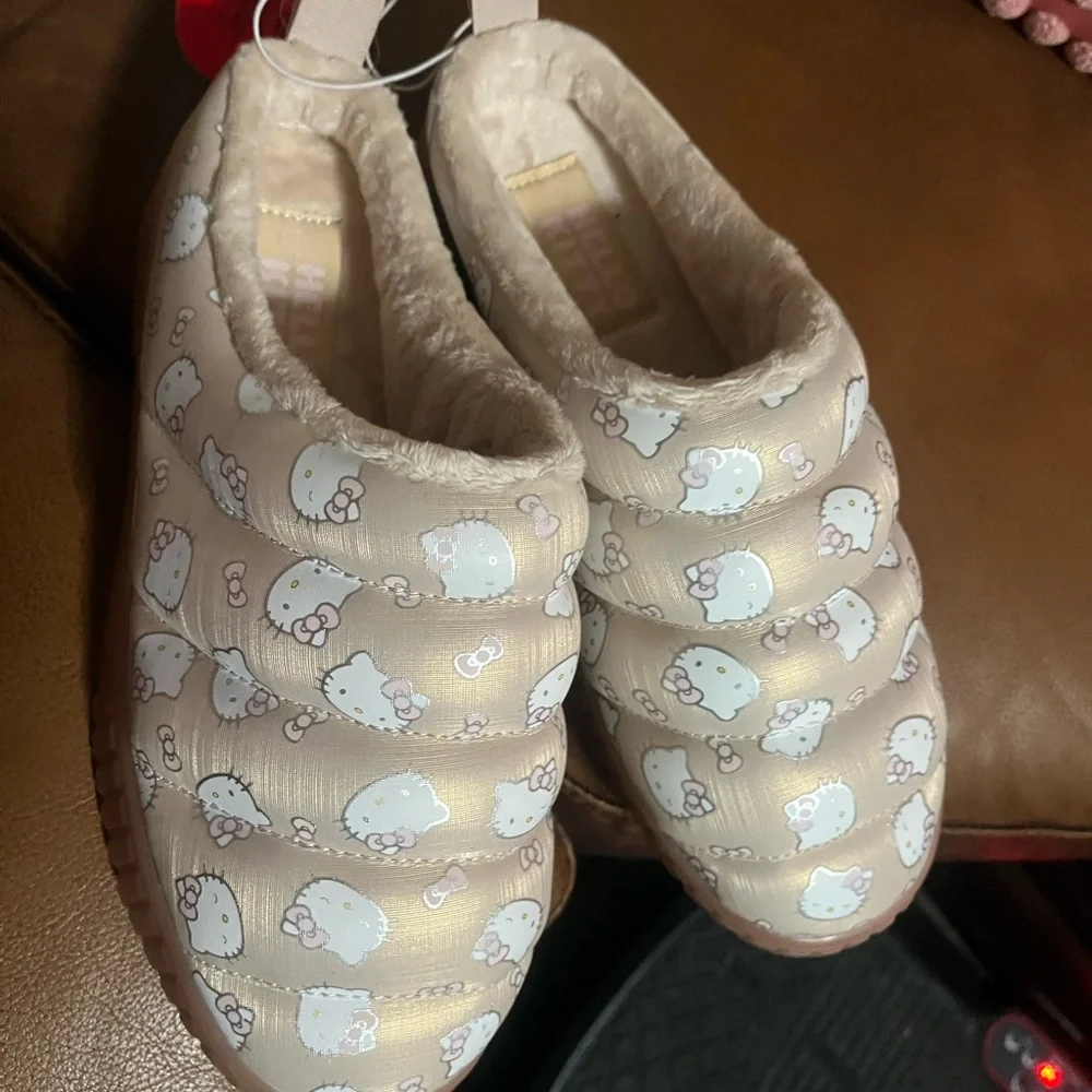 Hello Kitty Slippers - Picture 3 of 4